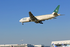 「青色」 PIA 777-200 AP-BHX+ Landing
