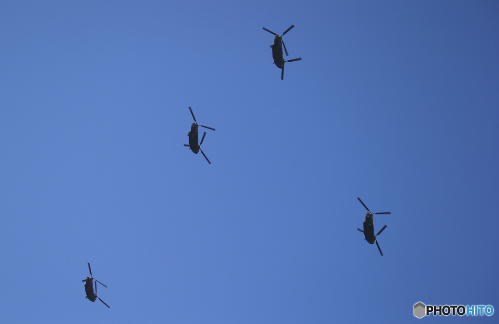 「晴れ」陸上自衛隊ヘリコプター飛来　 チヌークx4