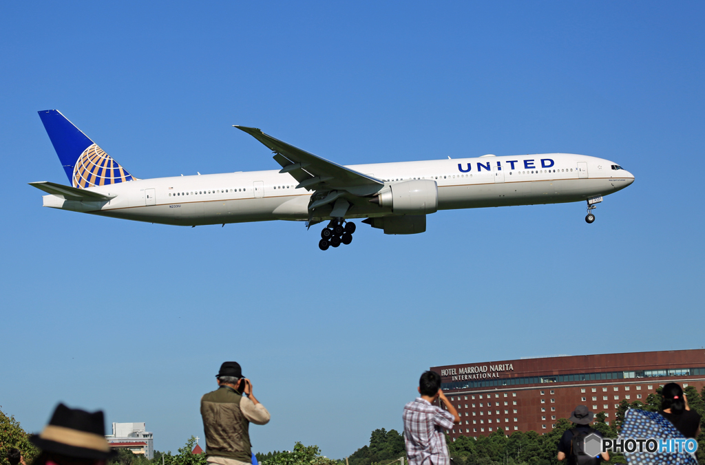 [青い空] UNITED 777-300 N233IU 到着です