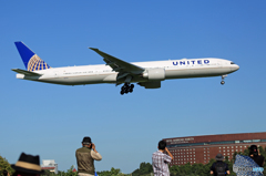 [青い空] UNITED 777-300 N233IU 到着です