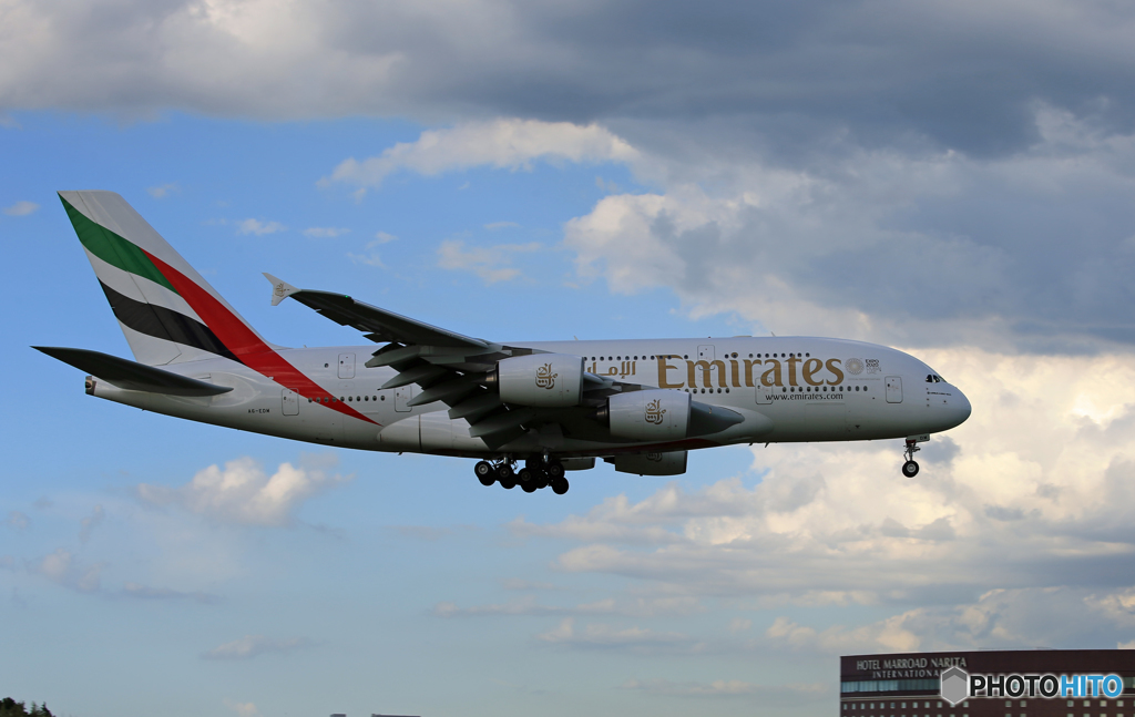 「良い空～」エミレーツ航空A380-861 A6-EDM着陸します　