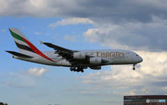 「良い空～」エミレーツ航空A380-861 A6-EDM着陸します　
