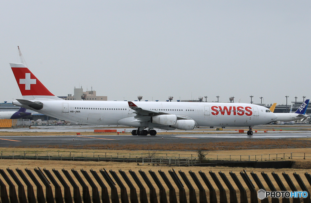 「青い日」?Swiss A340-313 HB-JMA離陸