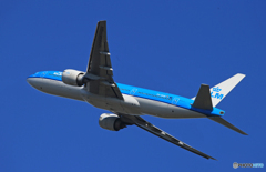 「青い日」KLM 777-200 PH-BQB 離陸