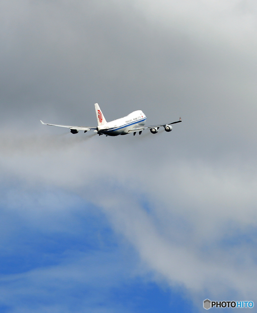 「良い空～」 Air China 747-400 B-2475 飛ぶ