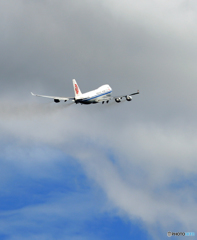 「良い空～」 Air China 747-400 B-2475 飛ぶ