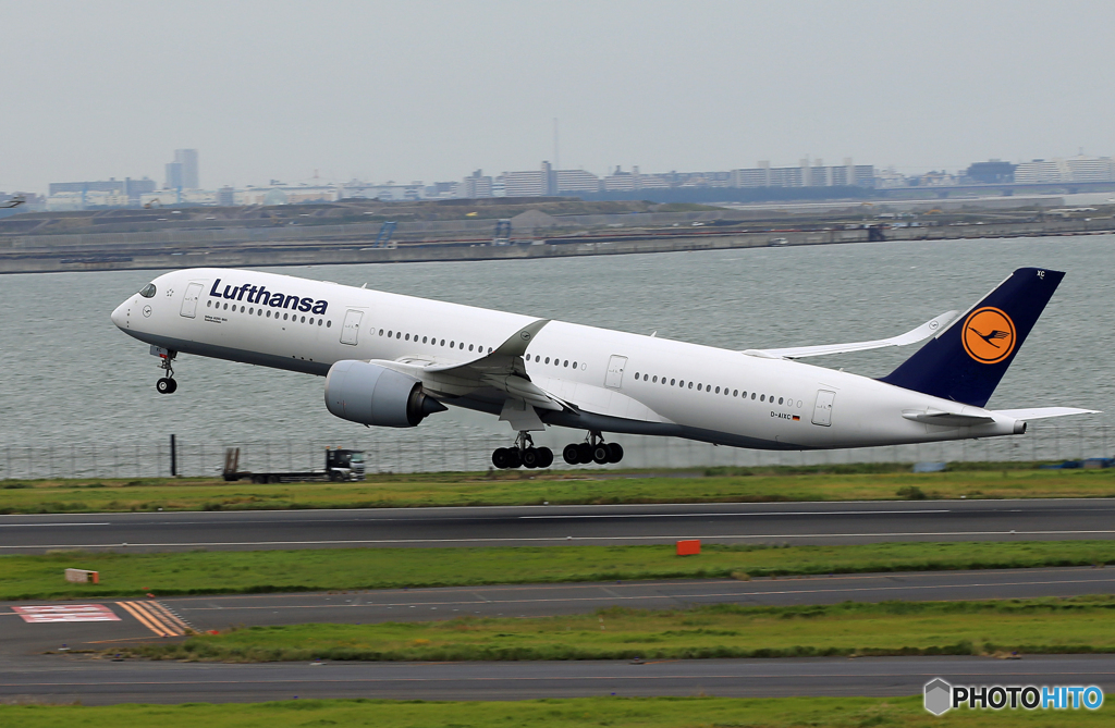 「曇り」A350-941 Lufthansa Takeoff 