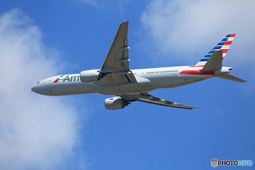 「青色」 American 777-200 N771AN 飛び立ちです 