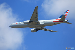 「青色」 American 777-200 N771AN 飛び立ちです 