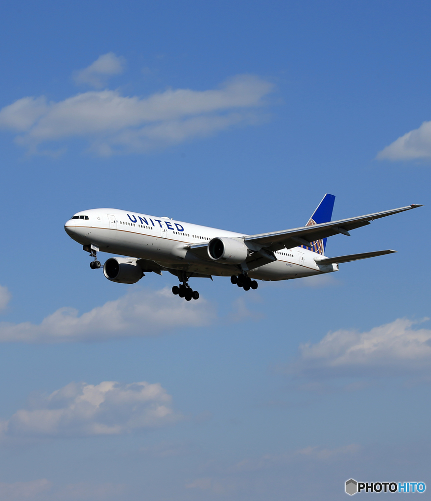 「青い日」 UNITED 777-222 N797UA Landing