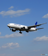 「青い日」 UNITED 777-222 N797UA Landing