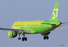 「青色が好き」  S7航空 A320-214 VP-BCS 着陸します