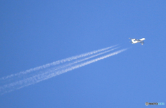[青い空]　✈飛行機雲・エアバス✈A380