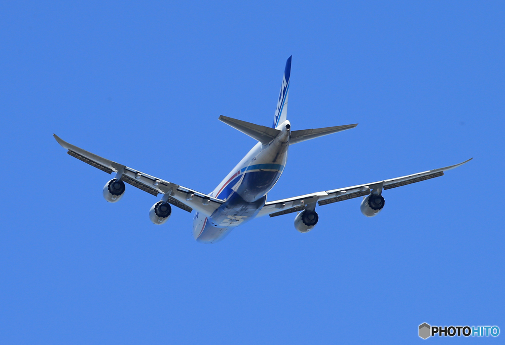 「ブルー」 NCA 747-8KZF JA14KZ 出発です