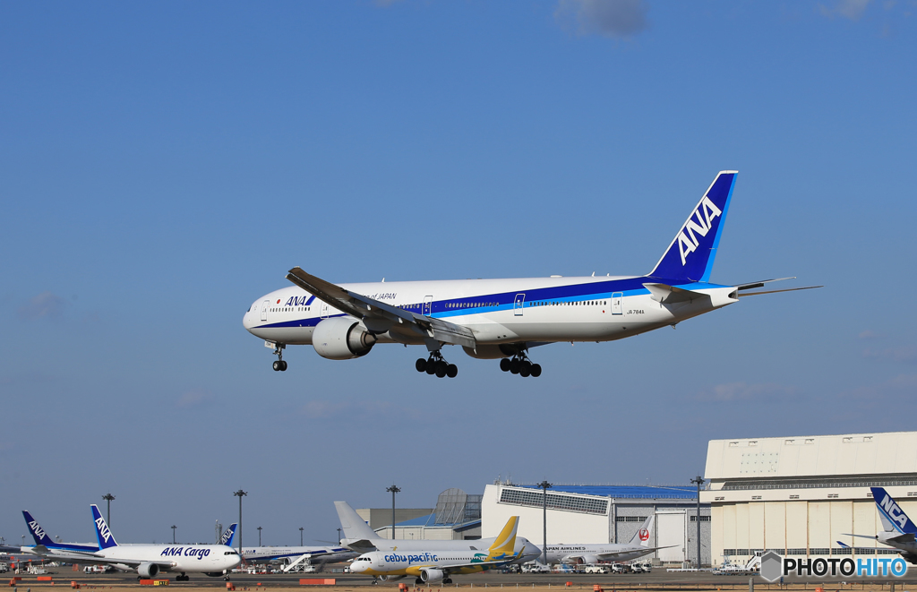 「青い日」 ANA 777-381 JA784A 着陸です