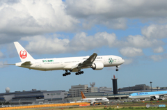 「真青の空」 JAL 777-346 JA734J 通過