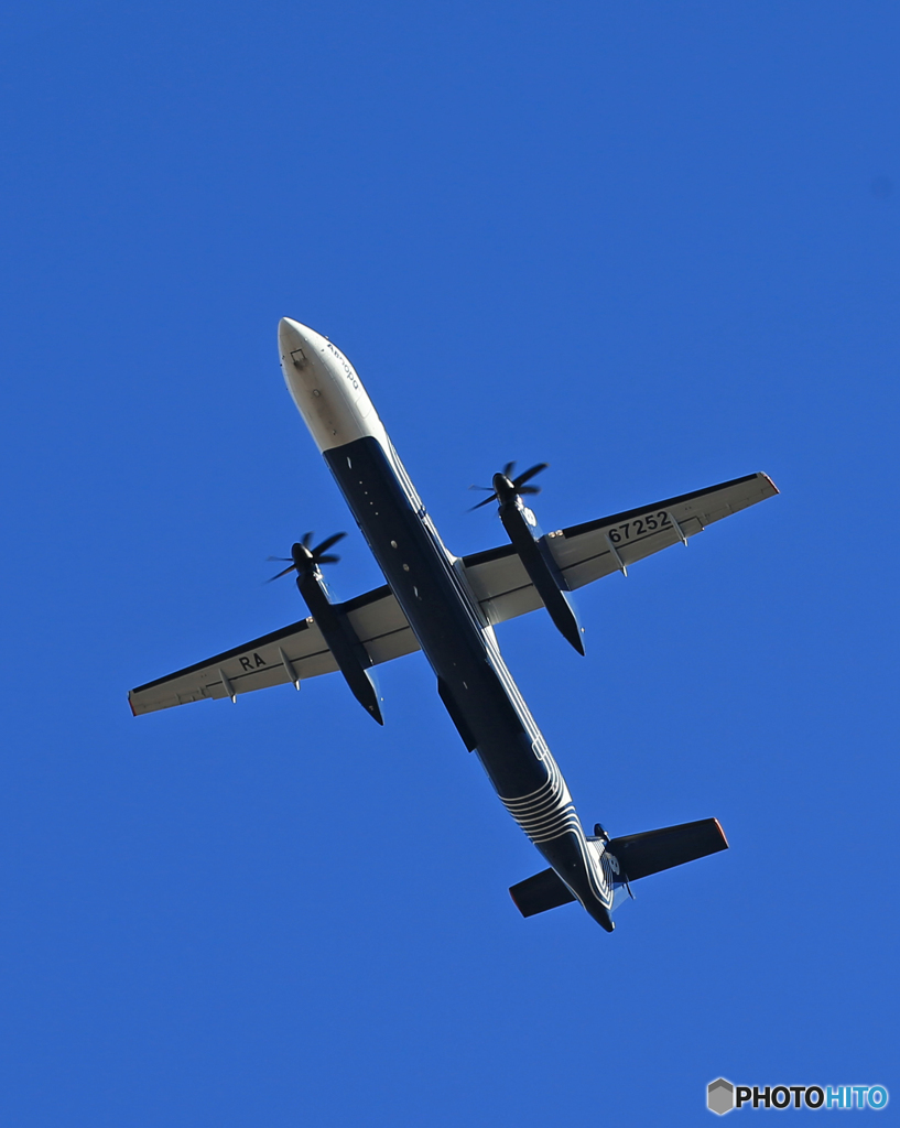 「真青の空」 Aurora DHC-8-400 RA67252 飛ぶ