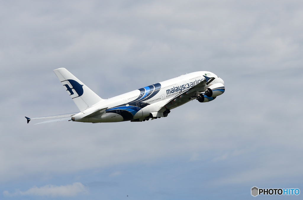 「青い日」 Malaysia A380-941 9M-MNE 飛行