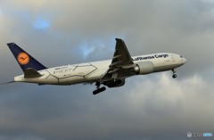 「曇り」 Lufthansa 777-FBT D-ALFE Takeoff