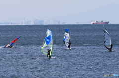 「ブルー」東京湾のタンカーとウインドサーフィン