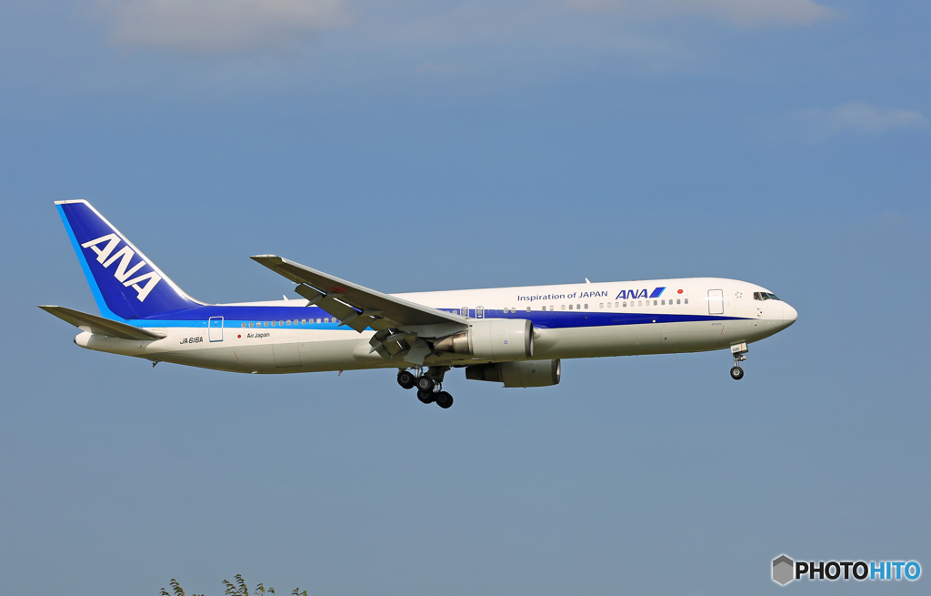 「青が大好き」 ANA 767-381 JA616A Landing