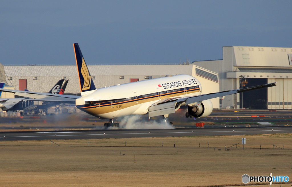 「ブルー」 Singapore 777-312 9V-SNC 到着です