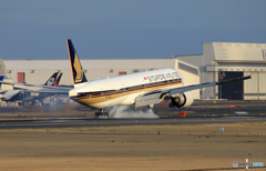 「ブルー」 Singapore 777-312 9V-SNC 到着です