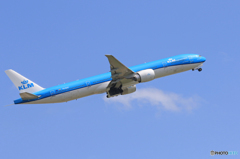 「青い空」が一番 KLM 777-200 PH-PVP 出発です