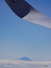 「Cool」丸窓から　富士山を眺める