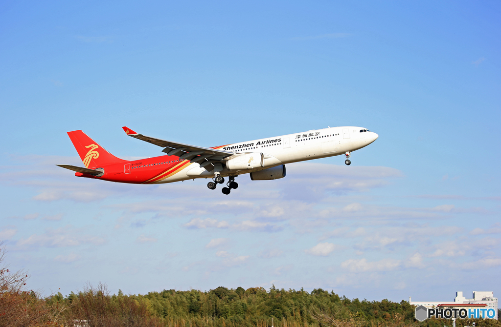 「ブルー」深圳航空A330-343 B-302E 着陸