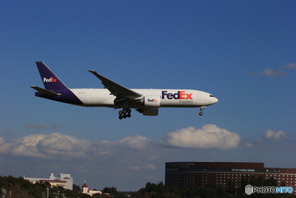 「青い日」FedEx 777-F N876FD  Landing 雲も良い形