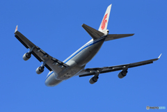 「ブルー」 China 747-400F B-2475 飛び立ち