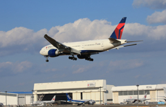 「真青の空」DELTA 777-332 N708DN来た～