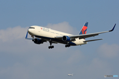 「青い空」が一番 DELTA 767-332 到着です