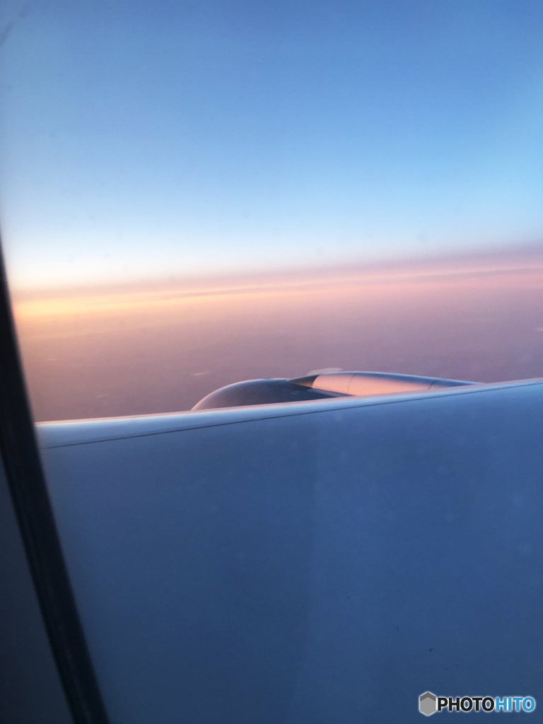 「青い空」 丸 窓 か ら 夕 陽 を 見 る