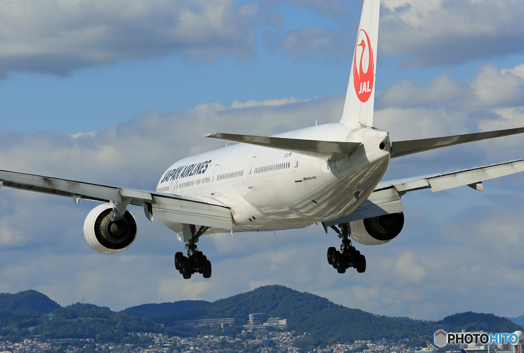 [青い空]　JAL 777-300 JA945J Landing