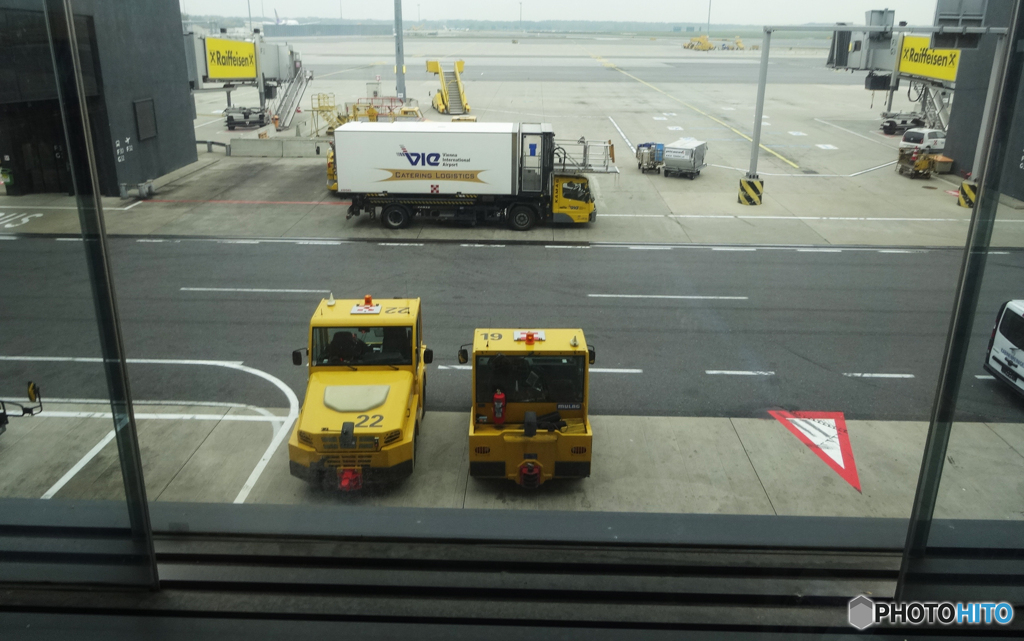 「霧の都」 オーストリア  (1210-2)  ウイーン空港の 働く車