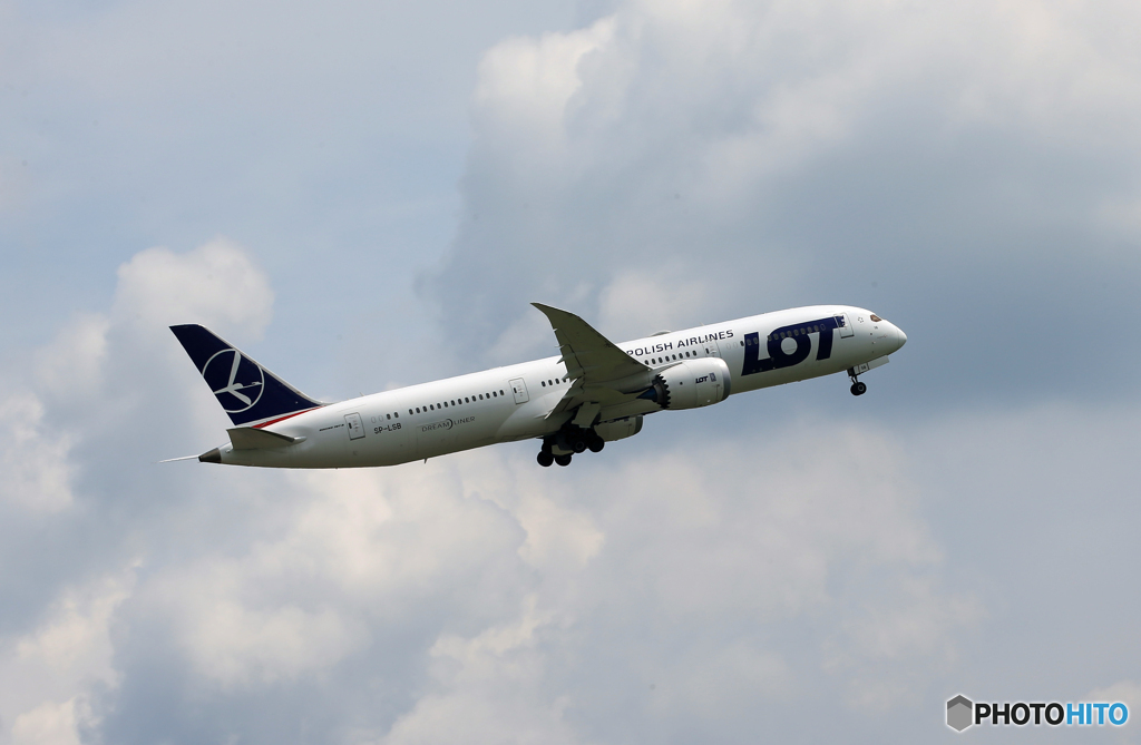 「曇り」LOT ポーランド航空 787-9  Takeoff