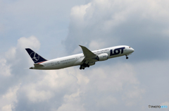 「曇り」LOT ポーランド航空 787-9  Takeoff