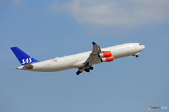 「青い空」が一番 SAS A340-313 OY-KBI 出発