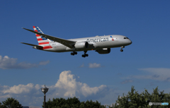 「真青の空」 American 787-8 N818AL 着陸