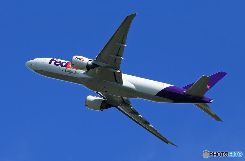 「真青の空」FedEx 777-FS2 N856FD 出発です