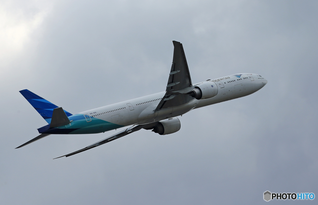 「Blue」 Garuda 777-3U3 PK-GIG 飛ぶ