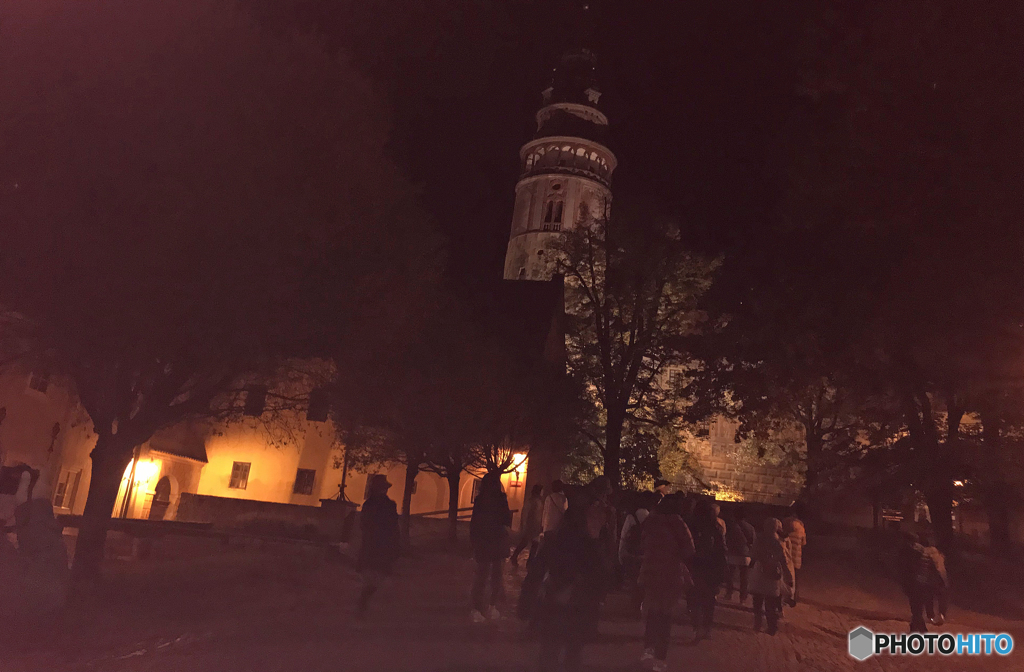 チェコ南部（６４９）夜の チェスキー・クルムロフ城の塔