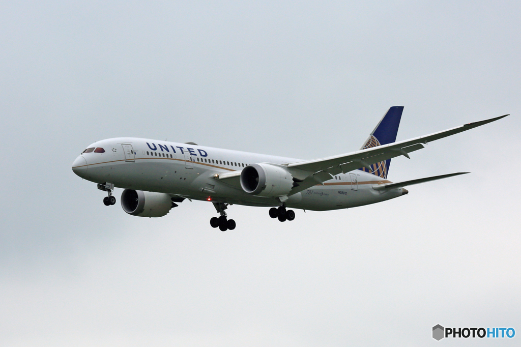 「曇り」 UNITED 787-8 N28912 着陸です