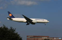 「☁」Lufthansa 777-FBT D-ALFC 到着しました