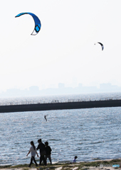 「海辺の風景」カイトサーフィン　楽しそうね　(2)