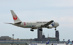 「空色」 JAL ドラえもん 767-346 JA610J 着地前 