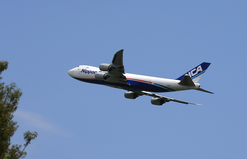 「青」 NCA 747-8KZF JA13KZ 離陸