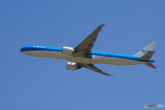 「SKY」 KLM 777-306 PH-BVC 離陸です